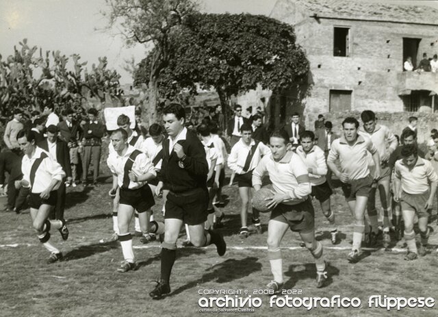 Pro-Mende-1962-entrata-in-campo-Giuseppe-Aragona-Silvio-Ragno-Luigi-Mandanici-Nino-Avo